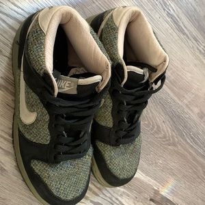 Women’s Nike dunk. RARE in tweed 8.5